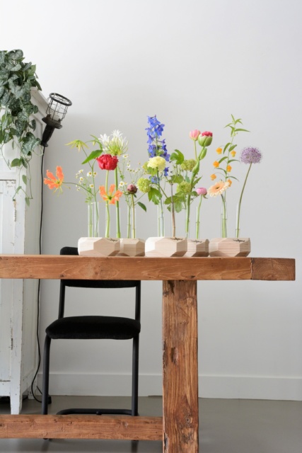 meerdere Reageerbuisvaasjes #1 op tafel met veel bloemen erin