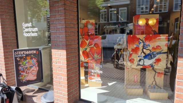 de XXL Rijksmeesters in de etalage van Kunst Centrum Haarlem
