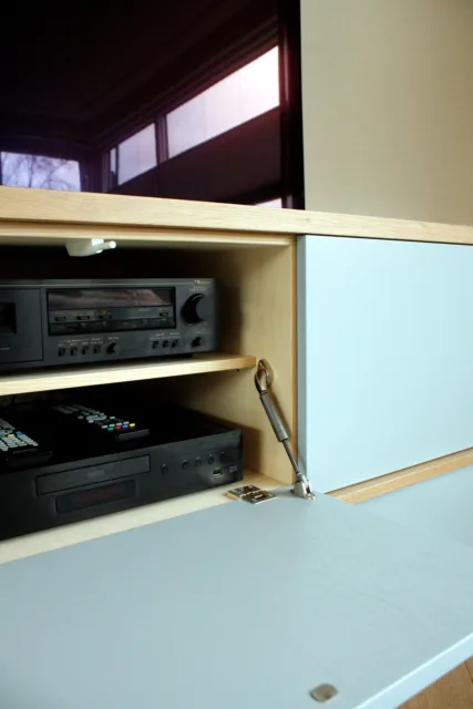 detail van tv dressoir waar de klep openstaat