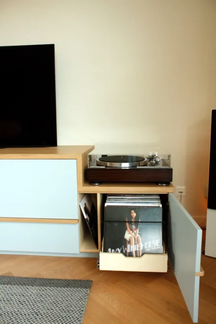 tv dressoir met deurtje open, erachter is een grote lade met LPs uitgeschoven