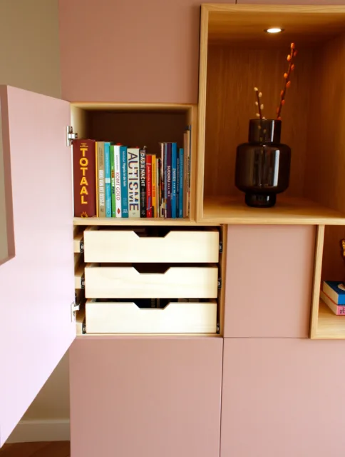 deurtje open van kast waarachter 3 lades te zien zijn