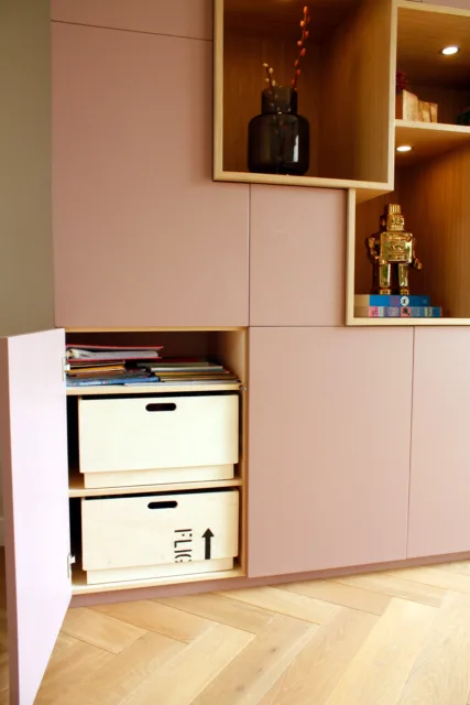 deurtje open en je ziet 2 speelgoedbakken