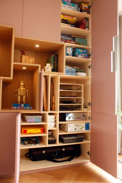 kast heeft een aantal deurtjes open waardoor je de binnenkant van de kast ziet.