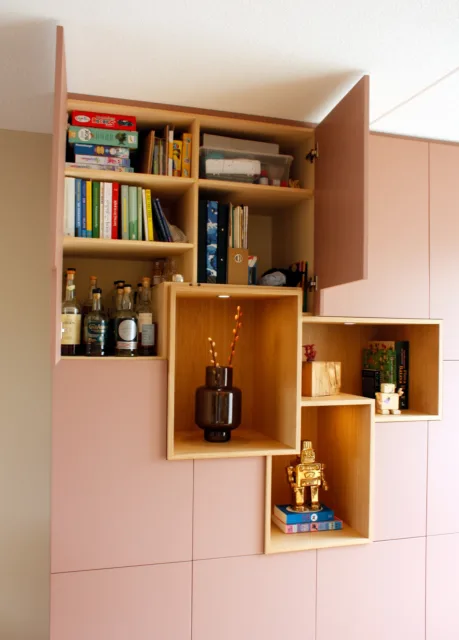 gedeelte van de kast in de woonkamer met de bovenste deurtjes open