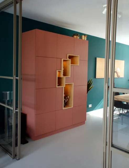 kast op maat in eetkamer met eiken houten toonvakken