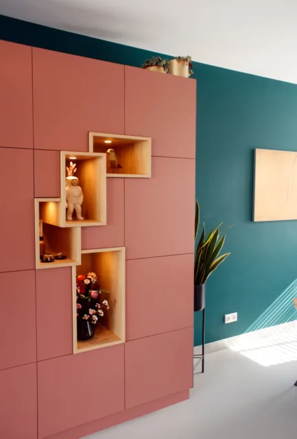 eiken houten toonvakken in de kast