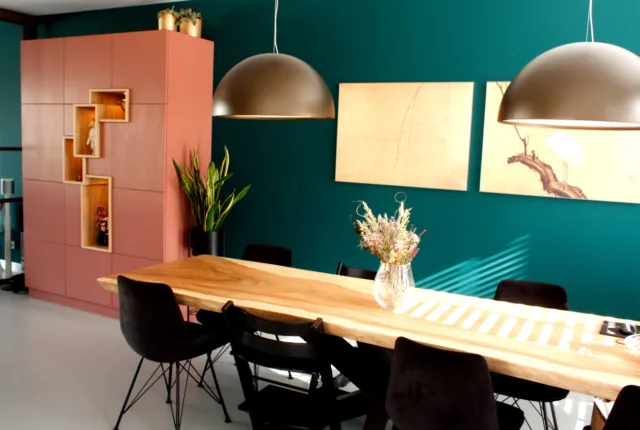 kast bij eetkamertafel