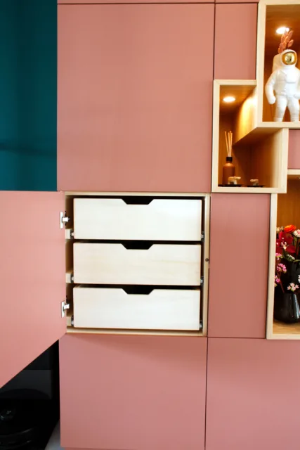 deurtje open zodat je de rij lades ziet 