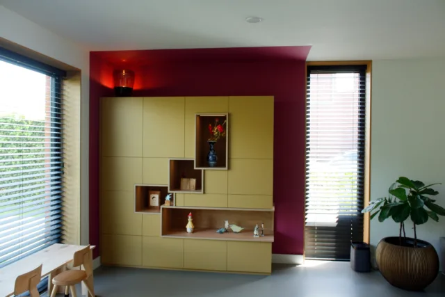 totaal van gouden kast tegen paars roze muur