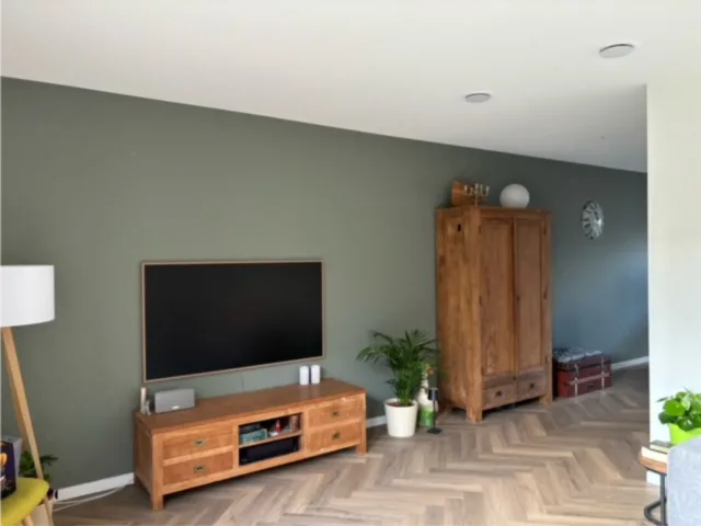 de voor situatie: een los tv dressoir en een vrij kleine hoge kast.
