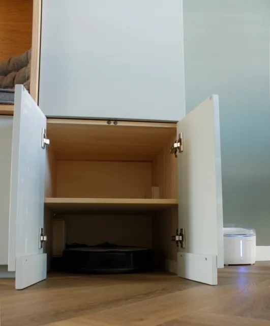 dockingstation robotstofzuiger opgeborgen in kast