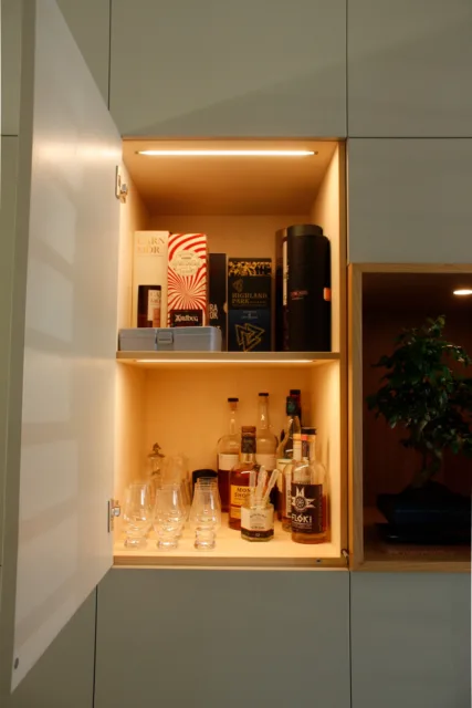 led strip in het vak. licht gaat aan door infrarood sensor.