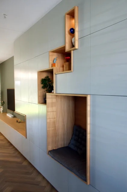 kast met toonvakken vanaf de zijkant te zien, zodat je ziet hoe de toonvakken steeds verschillend uitsteken ten opzichte van de deurtjes