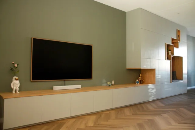 totaal van dressoir en kast met zitje