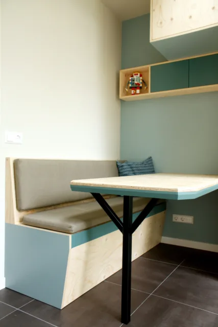 zijaanzicht van tafel en bank