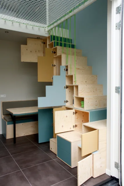 deurtjes open van trapkast naar vide