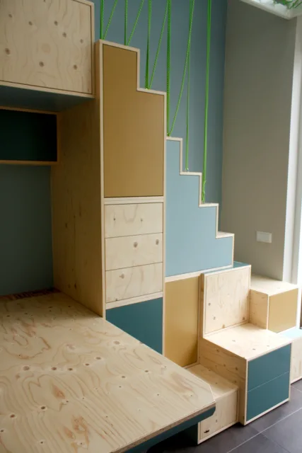 aanzicht trapkast naar vide vanaf werkplek