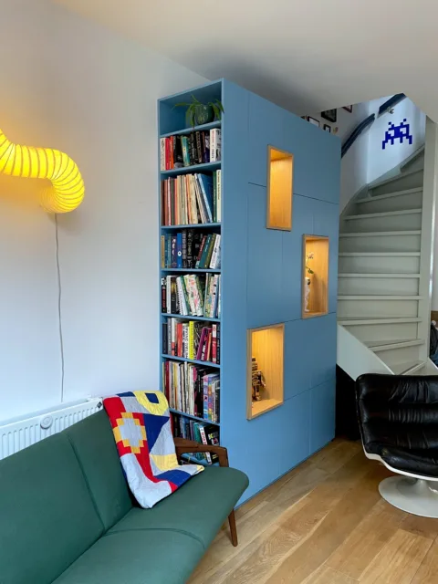 kast in woonkamer met boeken aan de zijkant