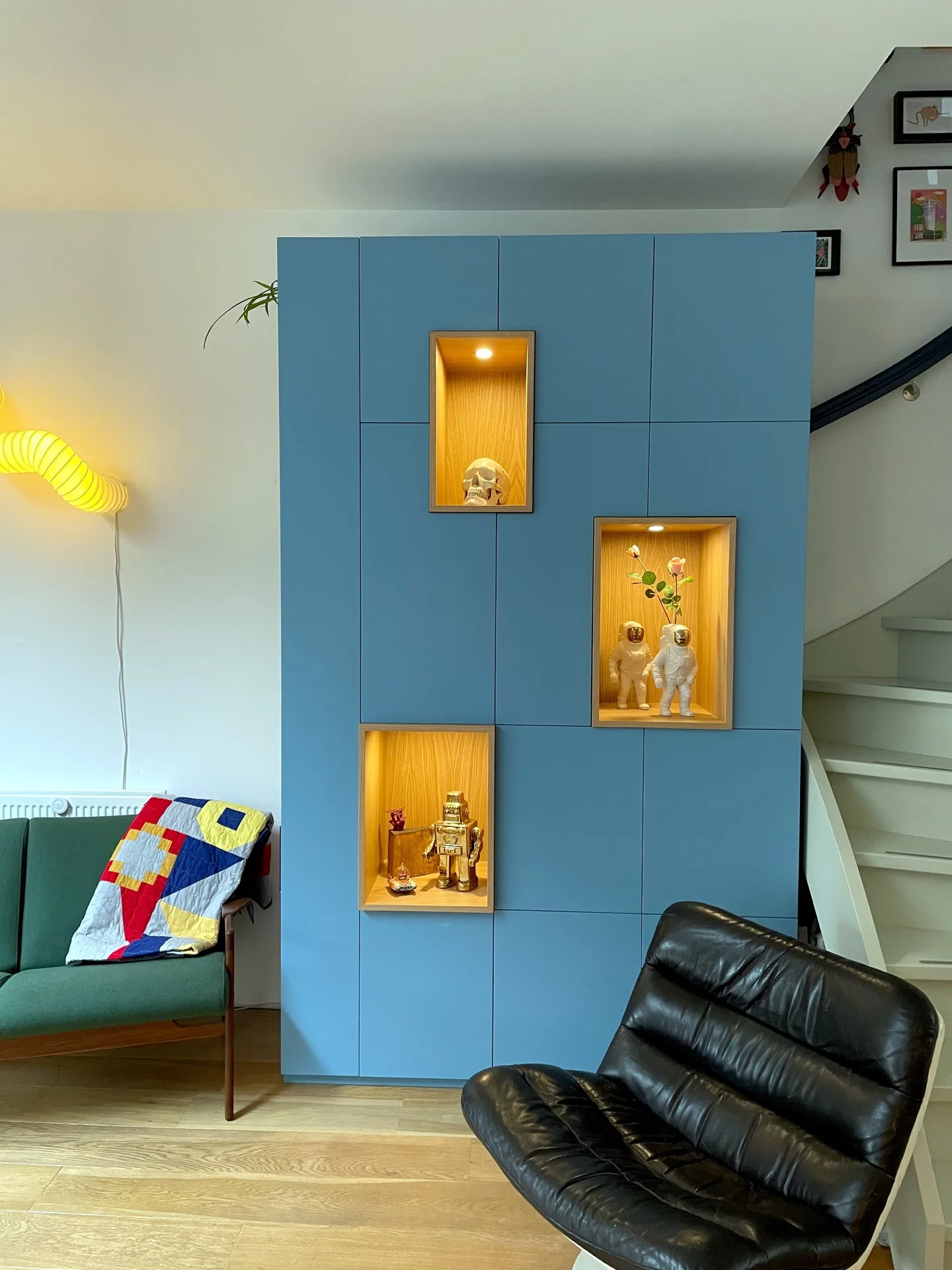 blauwe kast in woonkamer