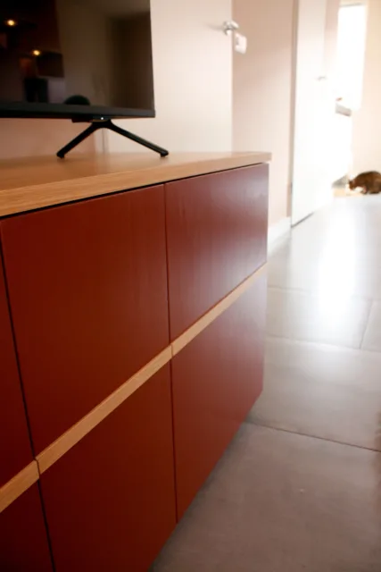 detail van tvmeubel met kat op de achtergrond