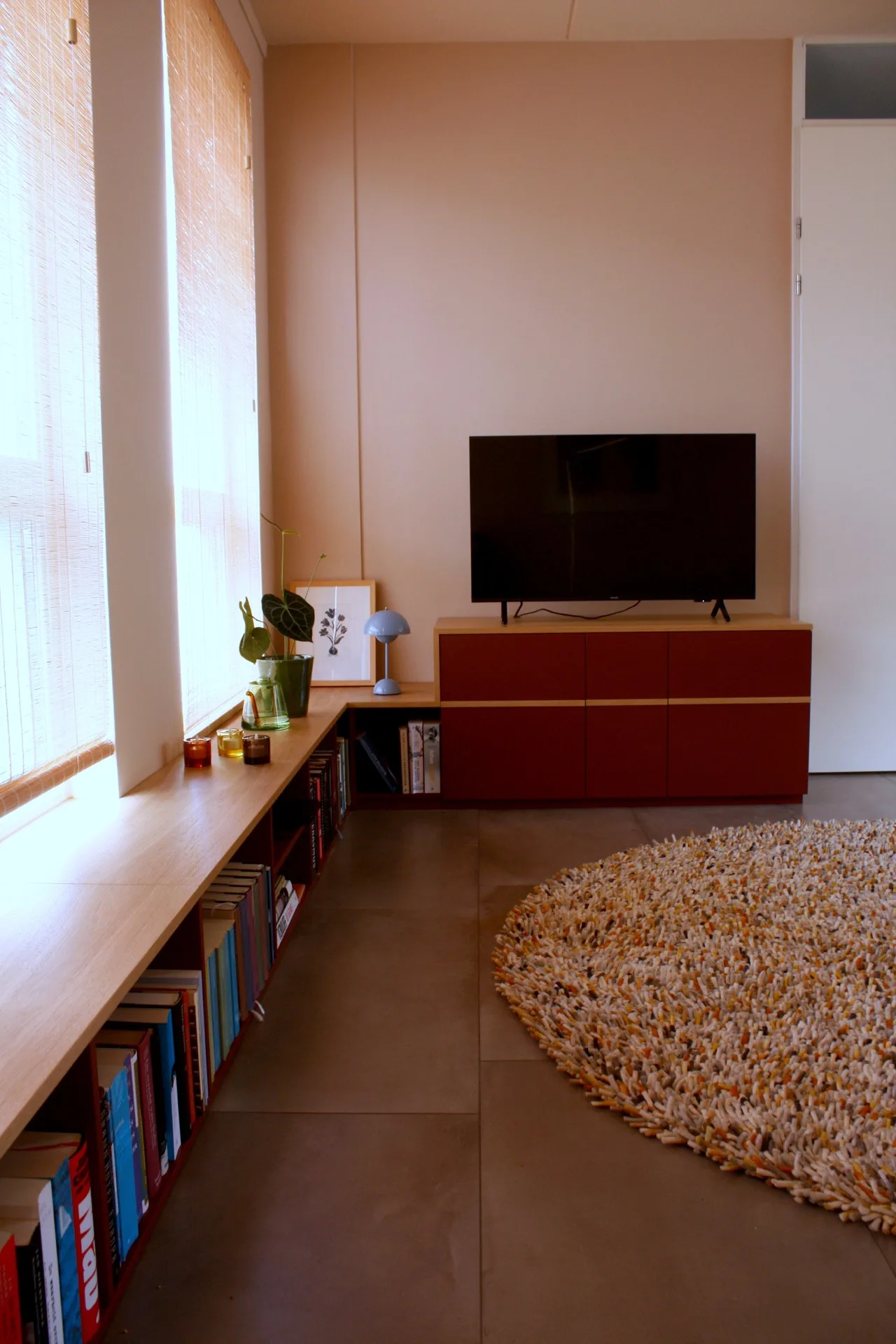 tv meubel met daaraan vast de boekenkast