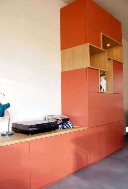 kast en dressoir van de zijkant waarbij je de vinylbak en de platenspeler ook ziet