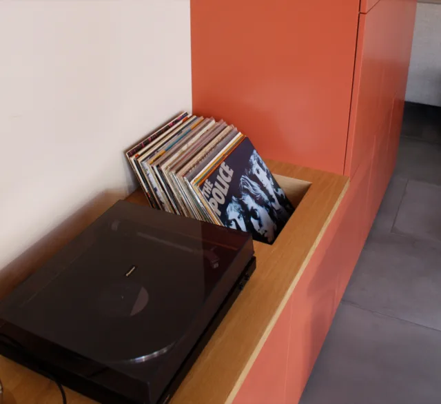 close up van platenspeler en verzonken vinylbak