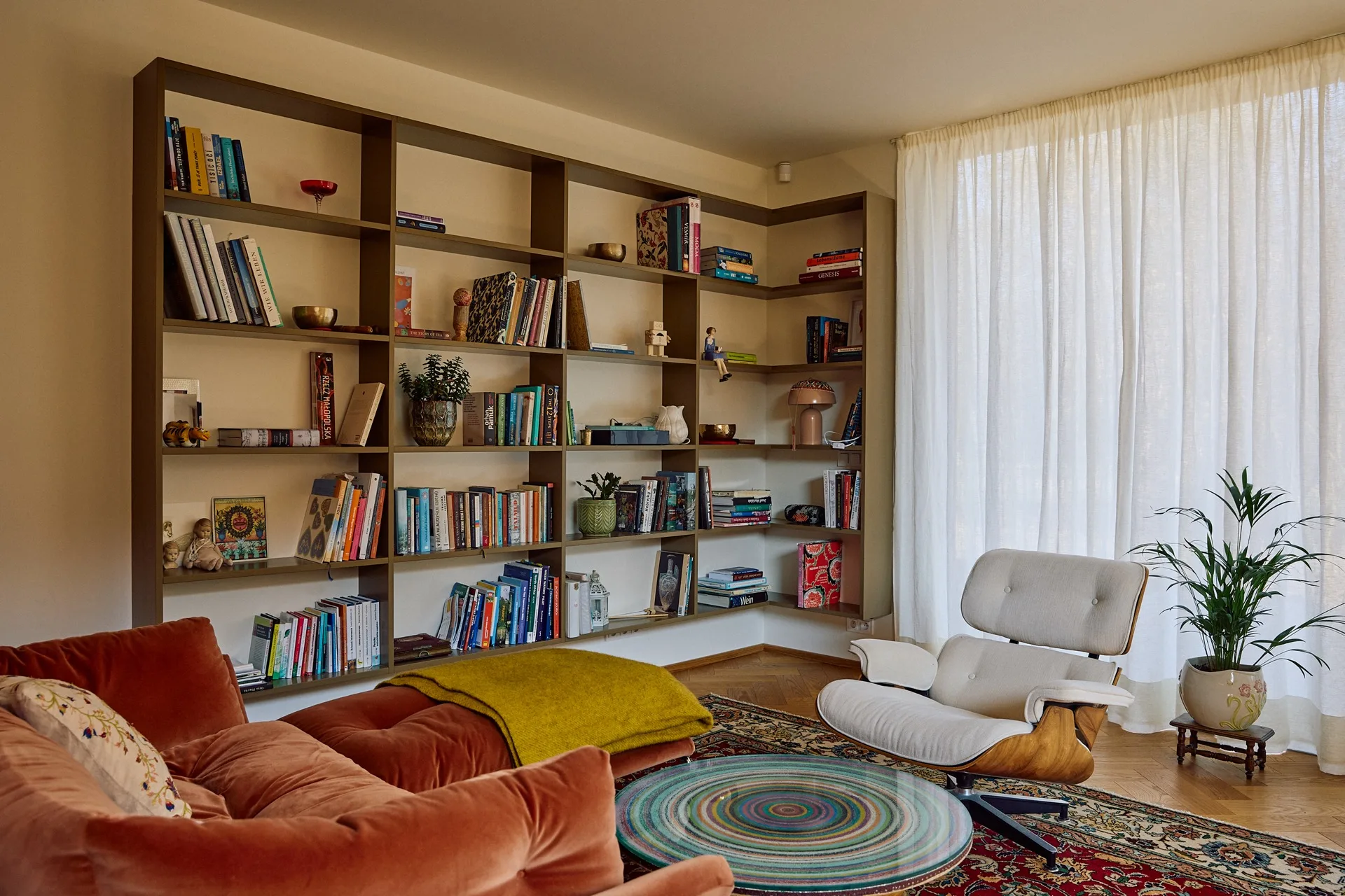 totaal woonkamerkast boekenkast zonder zichtbare ophanging