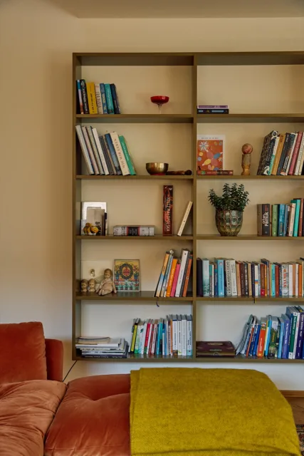 detail woonkamer boekenkast