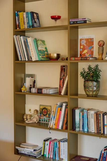 detail hangende boekenkast