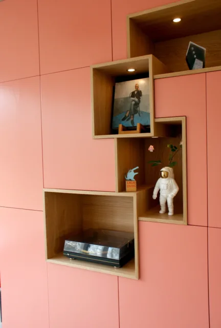 eiken toonvakken detail in kast in uitbouw