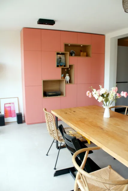 kast met in de voorgrond de eetkamertafel