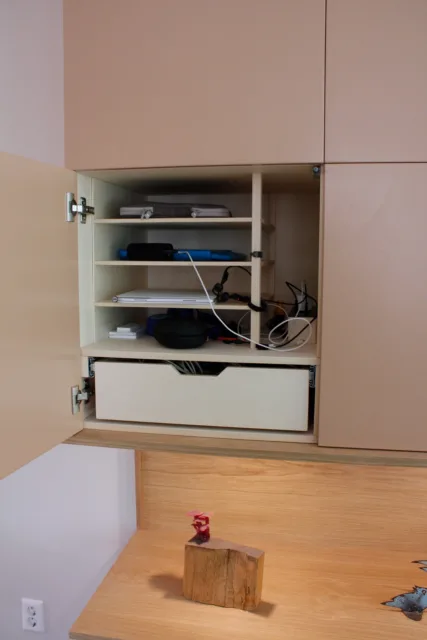 deurtje open en je ziet een lade en een oplaadtoren voor alle tablets, telefoons en laptops. 