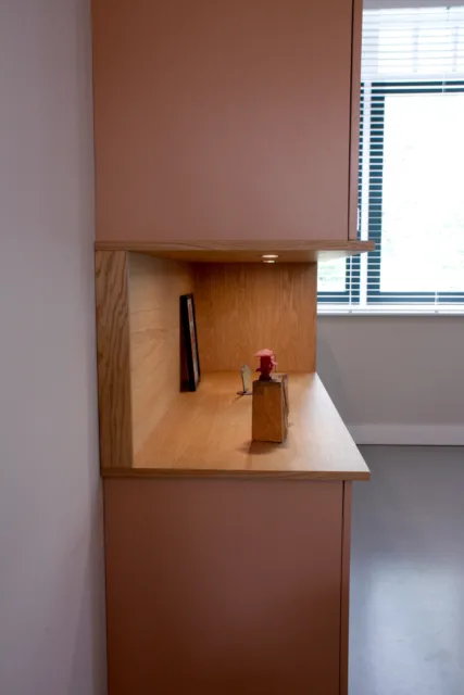 zijaanzicht kast met open zijkant van het toonvak
