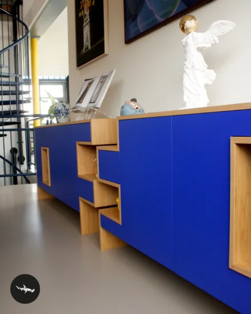 gedeelte van het huis zichtbaar en dressoir in twee delen