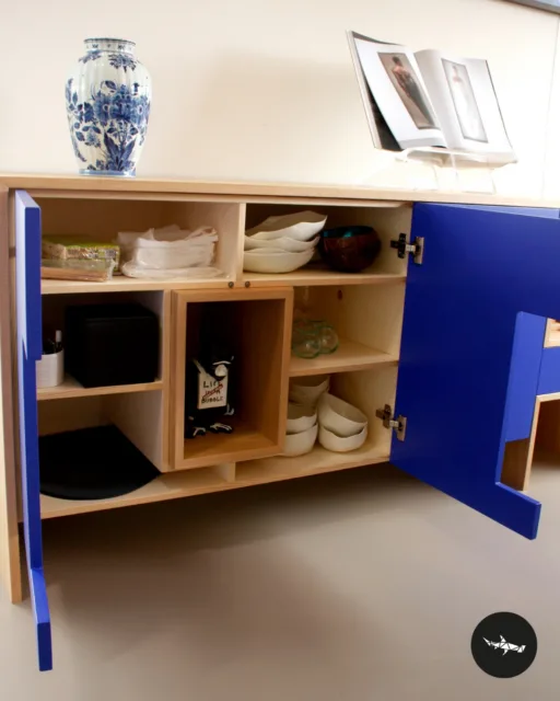 twee deurtjes open van dressoir