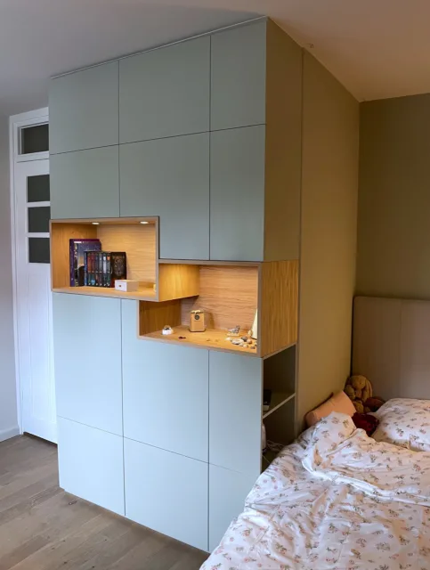 slaapkamerkast met vakje voor wekker en boeken