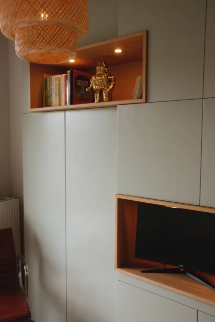 detail links van kast in werkkamer