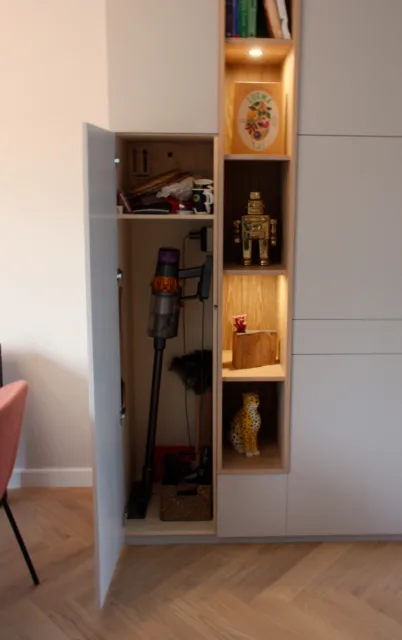 close up van deurtje open waar de steelstofzuiger opgeladen wordt
