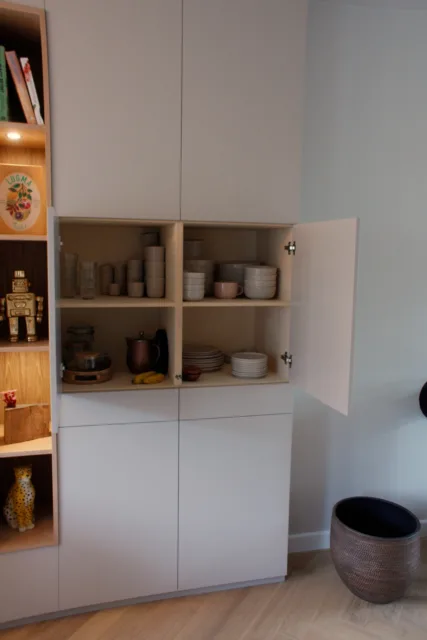 servies in de eetkamerkast. een van de vier kasten in de bovenwoning in Amsterdam