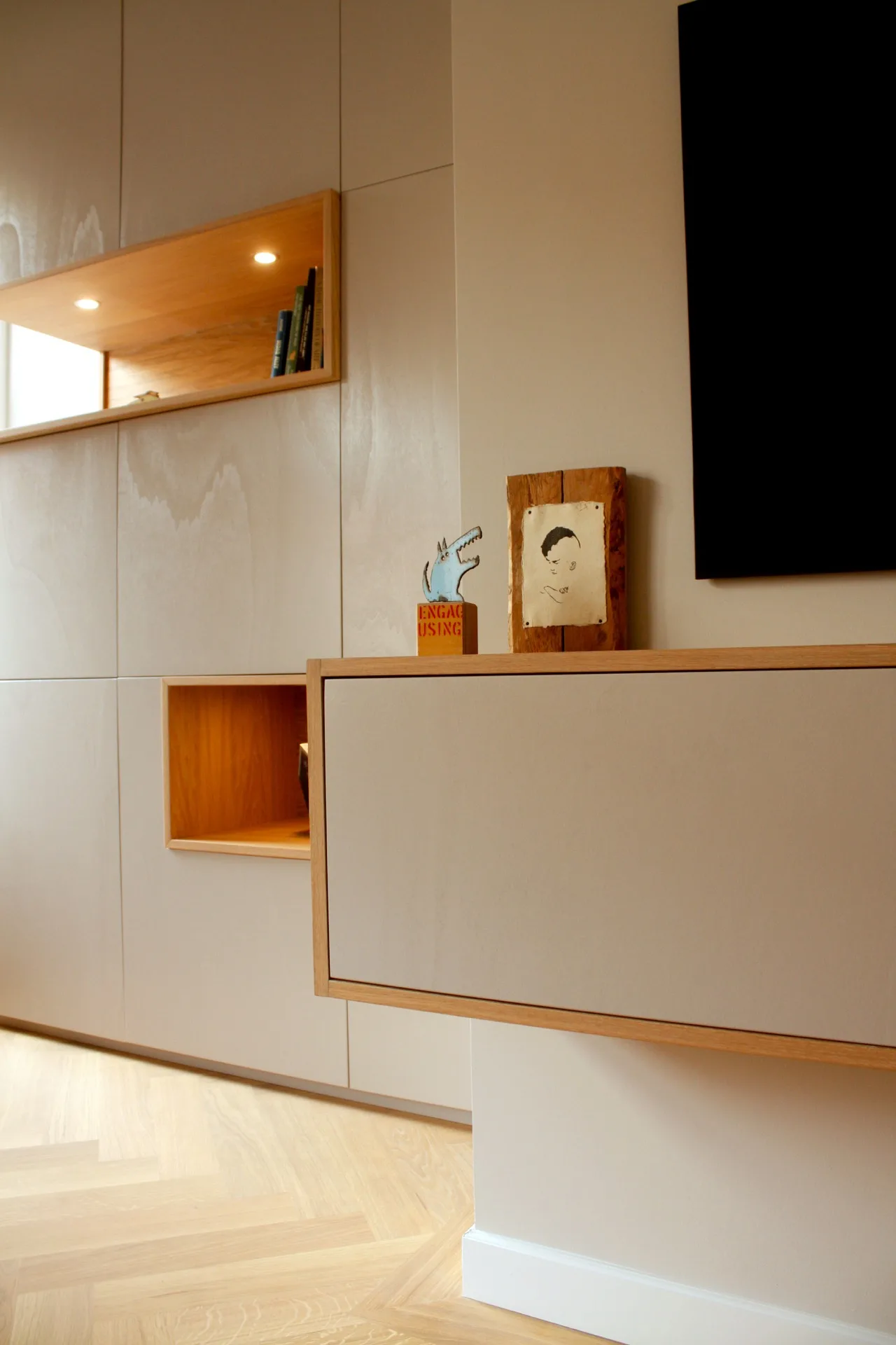 dressoir op de voorgrond met kast op de achtergrond