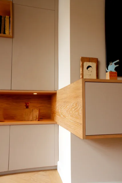 closeup detail toonvak dat doorloopt in dressoir